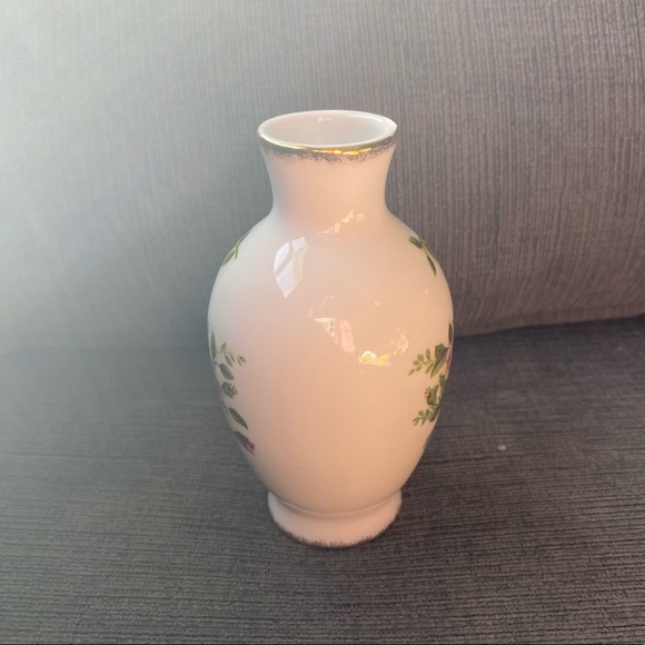 Vintage Royal Albert Mini Porcelain Bud Vase with Pink Roses and Gold Gilt Trim - Picture 2 of 10
